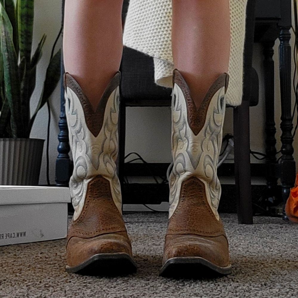Brown Leather cowgirl boots. Size 9.5